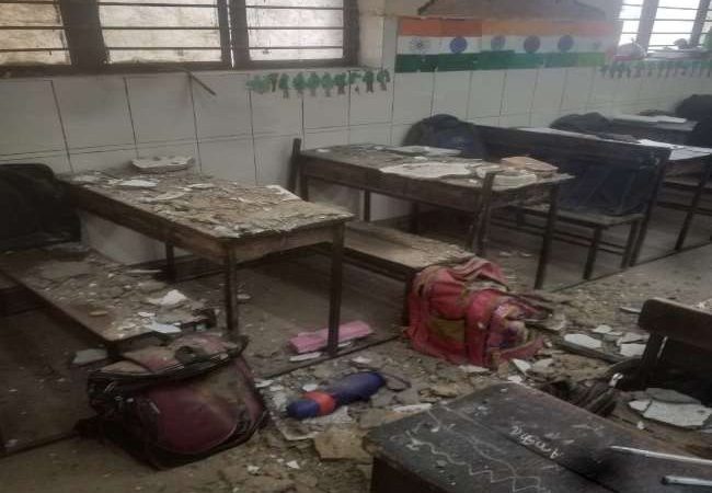 दिल्ली के स्कूल में बच्चे कर रहे थे पढ़ाई, अचानक गिरा छत का प्लास्टर; कई घायल