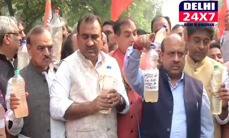 दिल्ली: पानी के सैंपल के साथ भाजपा कार्यकर्ताओं ने मुख्यमंत्री केजरीवाल के घर के बाहर किया प्रदर्शन