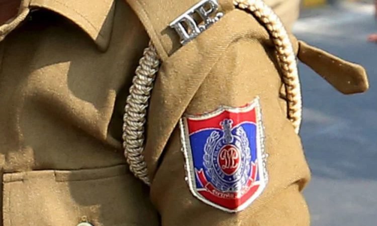 दिल्ली : फोन नहीं उठाने पर रेस्टोरेंट मैनेजर को थाने में मुर्गा बनाकर पीटा