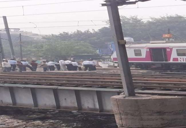 हजरत निजामुद्दीन रेलवे स्टेशन के पास पटरी से उतरी ट्रेन, मची अफरातफरी