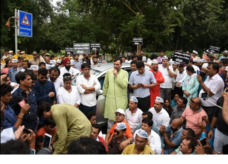 दिल्ली के मंत्रियों ने मनाया धोखा दिवस
