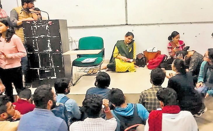 हॉस्टल कर्फ्यू मामले पर स्टूडेंट्स ने अपने साथ डीन को भी क्लास रूम में बंद किया