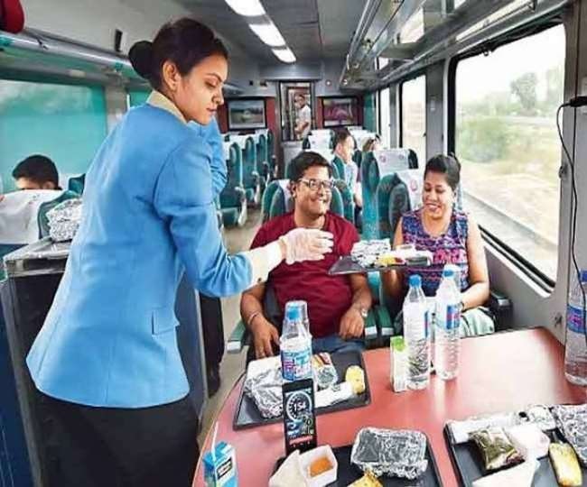 करोड़ों ट्रेन यात्रियों को झटका : सफर में चाय-नाश्ता हुआ महंगा, जानें- कब से होगा लागू-कितनी होगी कीमत