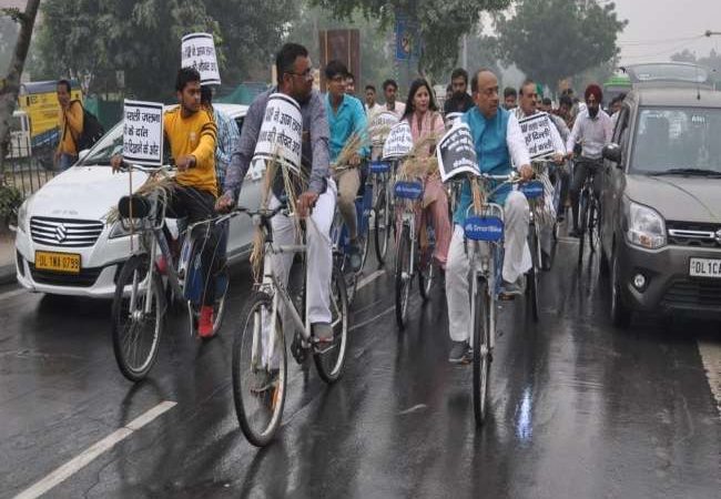 वायु प्रदुषण के खिलाफ मनीष सिसोदिया के घर पराली लेकर साइकिल से पहुंचे विजय गोयल