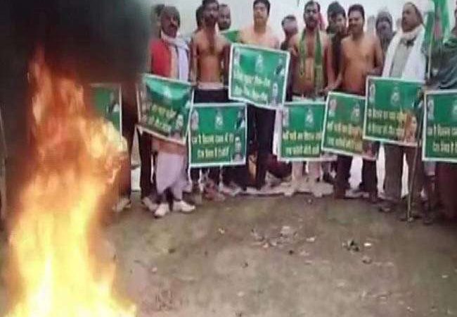 Bihar CAA Protest : बिहार बंद में RJD का मवेशियों के साथ प्रदर्शन, उतार फेंकी शर्ट
