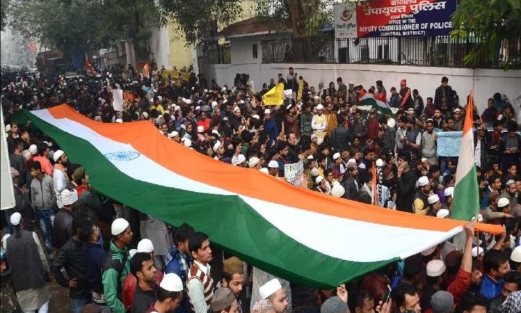 विरोध की आवाजः हाथों में तिरंगा, लबों पे हिंदुस्तान जिंदाबाद के नारे |