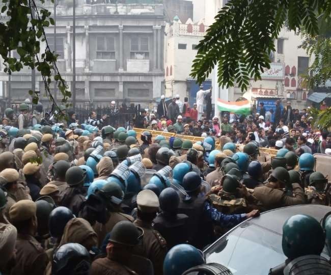 CAA Delhi Protest News LIVE: दरियागंज हिंसा मामले में अब तक 15 लोग गिरफ्तार, प्रदर्शन के चलते दिल्ली के कई इलाकों में धारा 144 लागू |