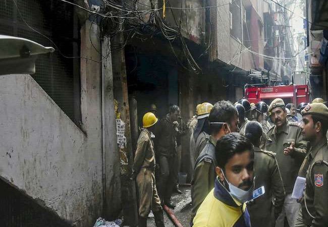 दिल्ली कारखाने में आग : भीषण अग्निकांड की जांच के लिए दिल्ली HC में याचिका दायर की गई|