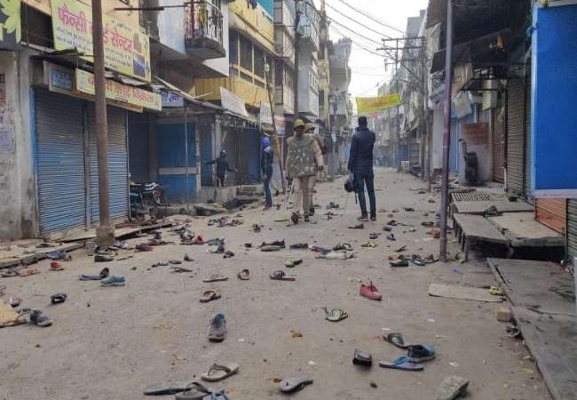 गोरखपुर में जुलूस के दौरान पत्‍थरबाजी- लाठीचार्ज, पुलिस ने आंसू गैस के गोले छोड़े |