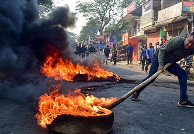 गुवाहाटी और डिब्रूगढ़ में कर्फ्यू में ढील, नागरिकता संशोधन कानून को लेकर विरोध जारी