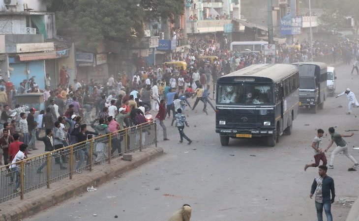 अहमदाबाद हिंसा / आक्रोशित लोगों के सामने पुलिस के हाथ में बंदूक नहीं, लाठी थी |
