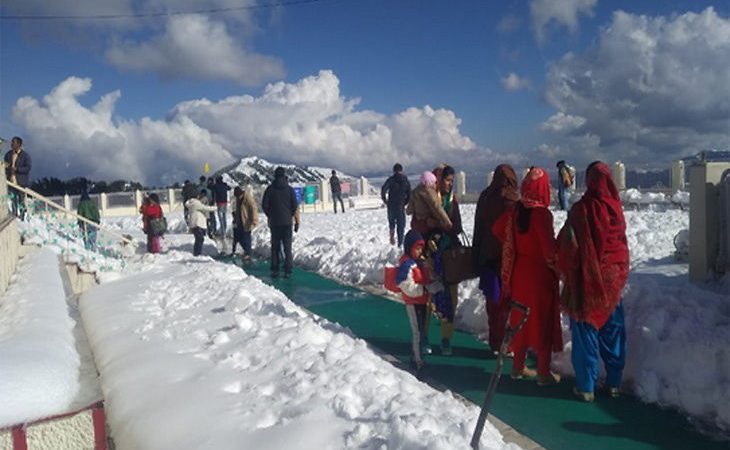 हिमाचल / सिरमौर के सभी प्रमुख मार्ग बहाल, हरिपुरधार में बर्फ देखने उमड़ी सैलानियों की भीड़ |