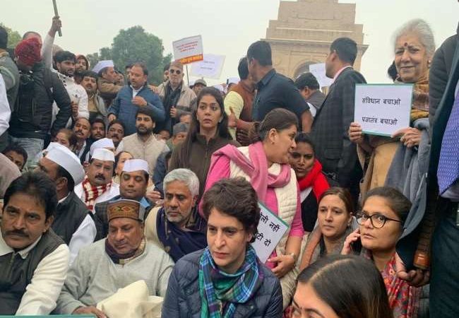 CAB Delhi Protest Today LIVE Update: इंडिया गेट पर छात्रों के समर्थन में धरने पर बैठीं प्रियंका गांधी वाड्रा |