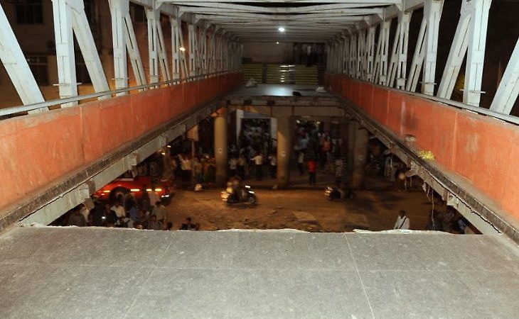 मुंबई फुटओवर ब्रिज हादसा / गिरफ्तार ऑडिटर नीरज देसाई और तीन बीएमसी इंजीनियरों को 9 महीने बाद मिली जमानत |