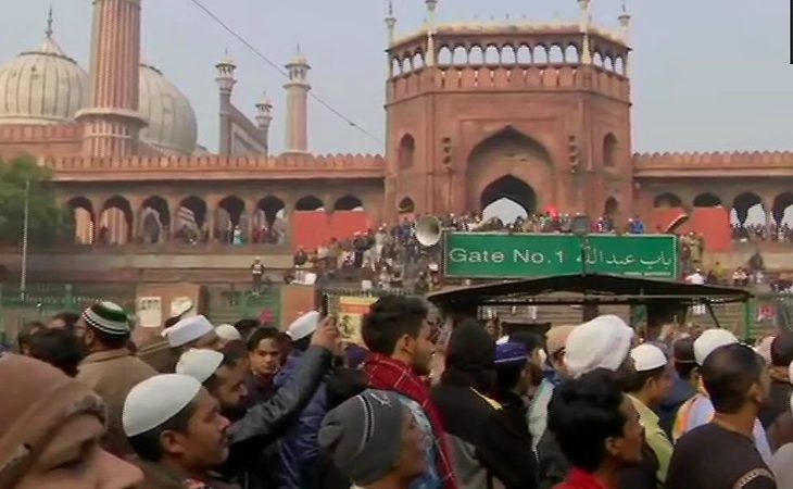 सीएए का विरोध / लगातार दूसरे शुक्रवार को दोपहर की नमाज के बाद दिल्ली में प्रदर्शन; उप्र के 21 जिलों में इंटरनेट बंद, अलर्ट |