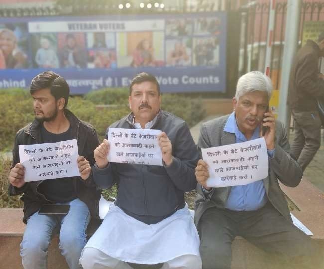 चुनाव आयोग के बाहर ‘आप’ का प्रदर्शन, प्रवेश वर्मा के खिलाफ मामला दर्ज करने की मांग