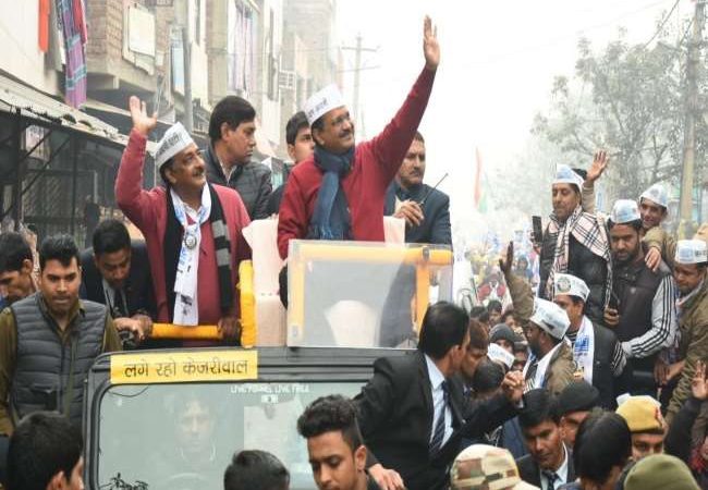 Delhi Election 2020 : पार्टी उम्मीदवारों के समर्थन में सीएम केजरीवाल कर रहे हैं रोड शो