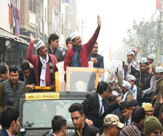 Delhi Election 2020 : पार्टी उम्मीदवारों के समर्थन में सीएम केजरीवाल कर रहे हैं रोड शो