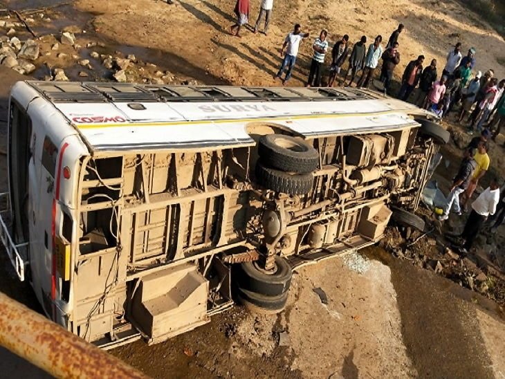 पुल की रेलिंग तोड़ते हुए अनियंत्रित बस नाले में गिरी, एक छात्रा सहित 17 लोग घायल