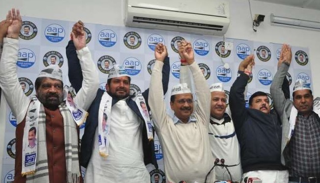 केजरीवाल ने कांग्रेस को दिया तगड़ा झटका, कई नेता AAP में शामिल