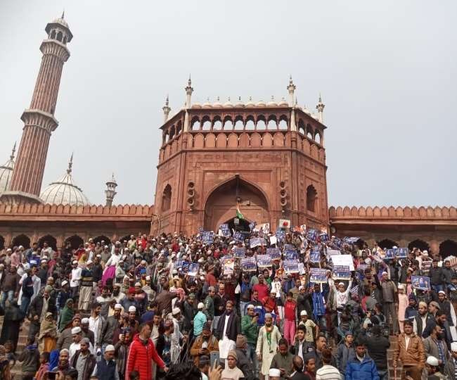 भीम आर्मी प्रमुख चंद्रशेखर के बाद अलका लांबा भी पहुंची जामा मस्जिद