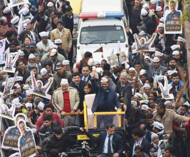 वाल्मीकि मंदिर में पूजा के बाद सीएम केजरीवाल कर रहे रोड शो