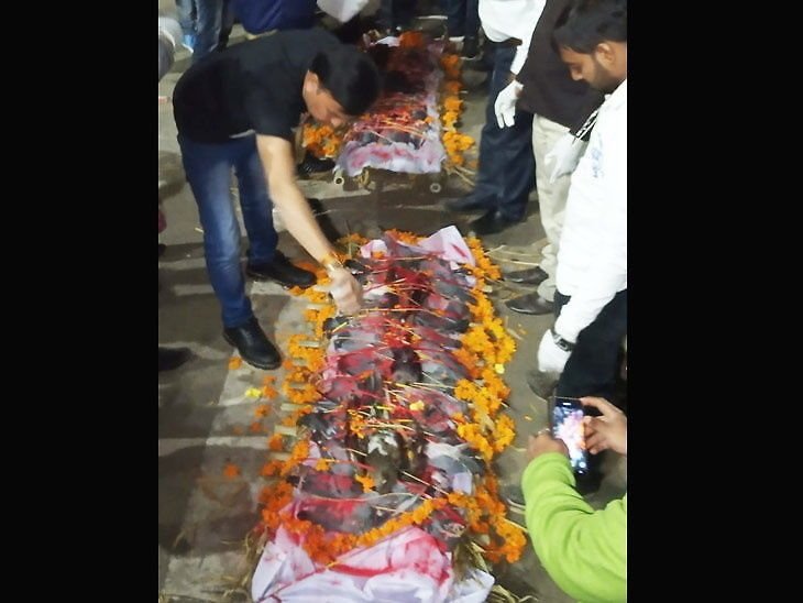 बापूनगर में पतंग की डोरी से मृत पक्षियों की श्मशान यात्रा में अनेक लोग शामिल हुए