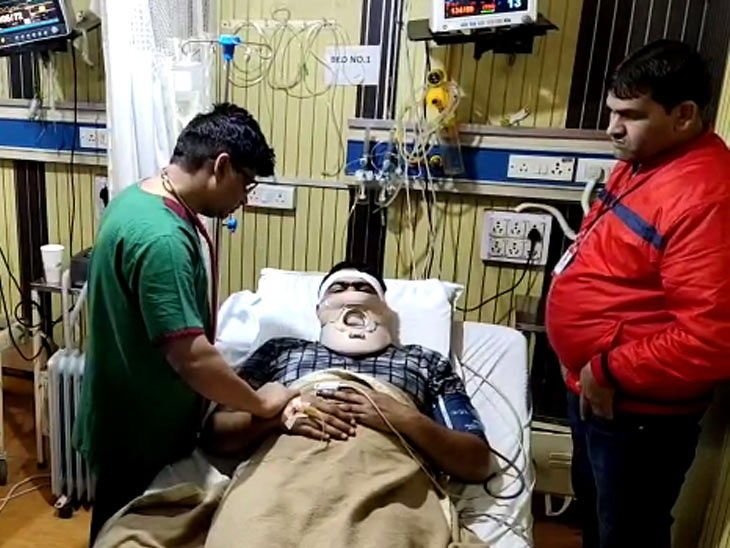 पैसे लूटने आए आरोपी को लोगों ने दबोचा, उसकी मुखबिरी पर पुलिस ने रेड की बदमाशों के हमले में 1 पुलिसकर्मी घायल