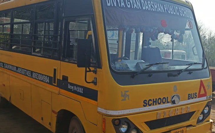 ओवरटेक करते वक्त अनियंत्रित हुई स्कूल बस, गड्ढे में गिरी, 7 छात्र समेत परिचालक घायल