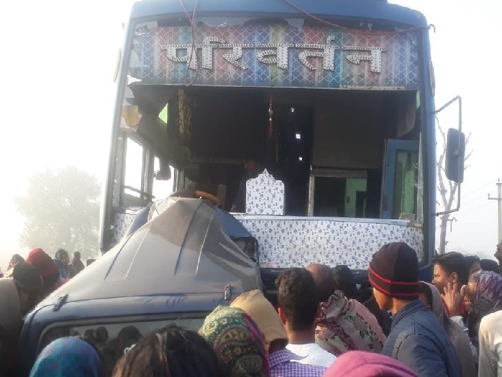 तेज रफ्तार यात्री बस ने कार को मारी टक्कर, वैन सवार दो लोगों की मौत