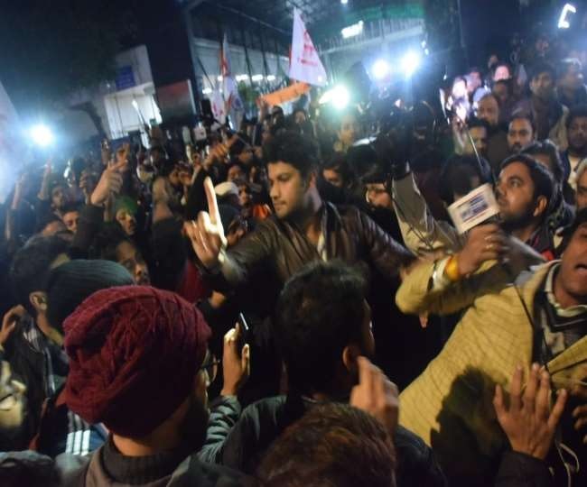 JNU Violence : पुलिस ने रातभर किया फ्लैग मार्च, आज भी छात्र करेंगे प्रदर्शन, यूपी के 2 पूर्व सीएम ने की हिंसा की निंदा