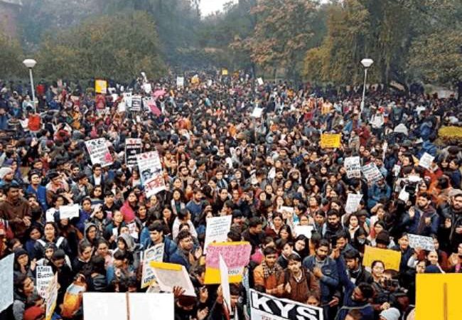 CAA Delhi Protest : डीयू में सीएए के विरोध में छात्रों ने किया प्रदर्शन|