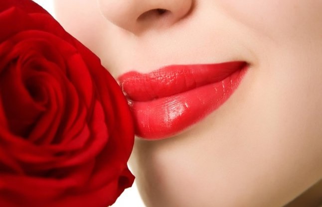 होठों की खूबसूरती बढ़ाने के लिए पहले लिक्विड लिपस्टिक को लगाने का तरीका समझें