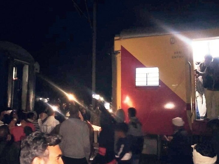 कपलिंग टूटने से दो हिस्सों में बंटी पंजाब मेल, इंजन समेत 17 डिब्बे हरदा रेलवे स्टेशन पहुंचे