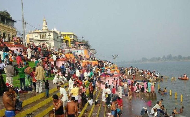 होशंगाबाद के घाटों पर नर्मदा स्नान के लिए श्रद्धालुओं का आना शुरू, बुधवार को होगा महास्नान