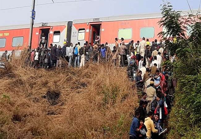 घने कोहरे में ट्रेन हादसा, 40 यात्री घायल; रेल आवागमन प्रभावित