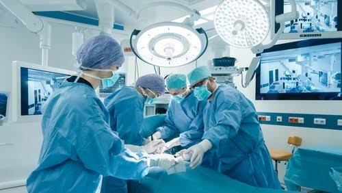 लापरवाही : ऑपरेशन के बाद डॉक्टरों ने महिला के पेट में छोड़ा दिया कपड़ा, जानें फिर क्या हुआ
