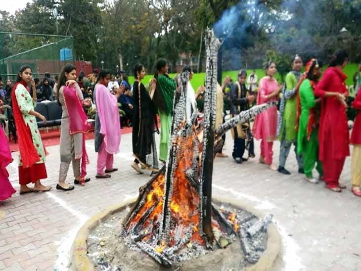 लोहड़ी सेलिब्रेट करते मुटियारों ने डाला गिद्दा,जलती आग में अन्न डाल सुख-समृद्धि की कामना की