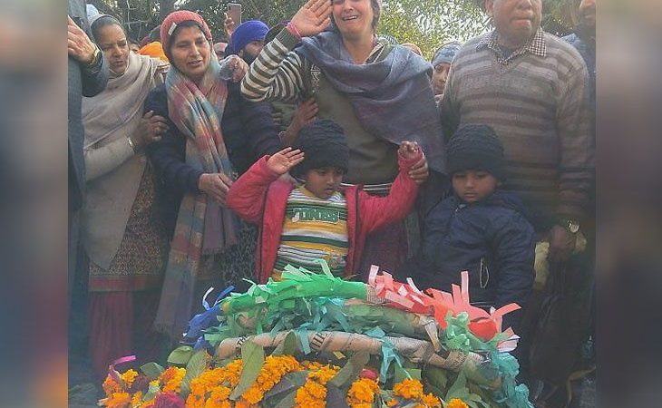 बर्फ में देश की रक्षा करते शहीद हुए बलजिंद्र सिंह, 4 साल के जुड़वां बेटों ने दी चिता को मुखाग्नि
