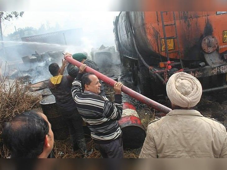 हादसा / गोदाम में खड़े 4 टैंकरों को लगी आग, कार समेत कई वाहन जले; 3 लोग भी झुलसे |