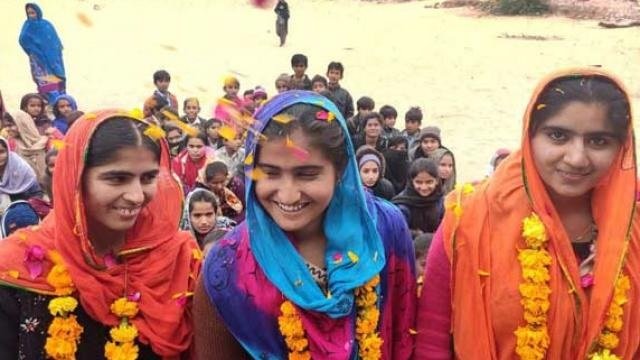राजस्थान के इस गांव में पहली बार दसवीं पास हुईं लड़कियां, खुशी की लहर
