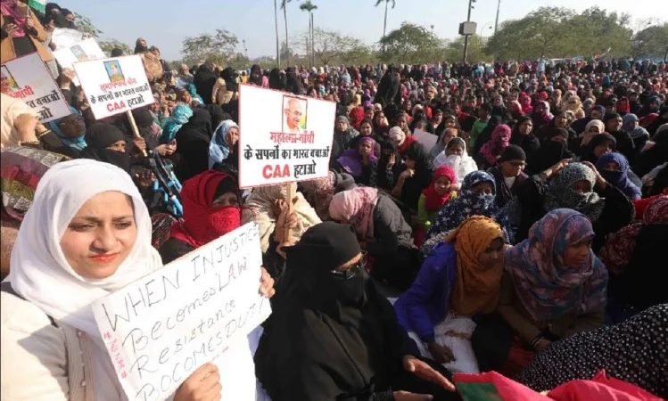 लखनऊ: घंटाघर में पुलिस की कार्रवाई, सीएए के विरोध में प्रदर्शन कर रहीं कई महिला और पुरुष गिरफ्तार