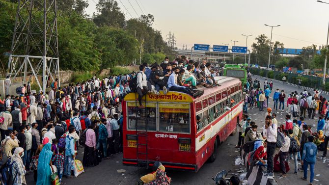 कोरोनावायरस अपडेट: मास मूवमेंट अधिकारियों को गार्ड से दूर रखता है