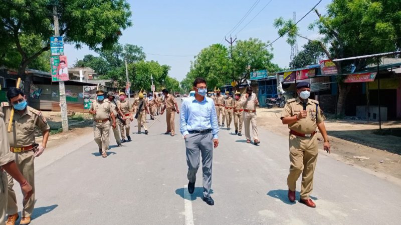 अतरौलिया उपजिलाधिकारी बुढ़नपुर व क्षेत्राधिकारी के नेतृत्व में पुलिस द्वारा फ्लैग मार्च किया गया।