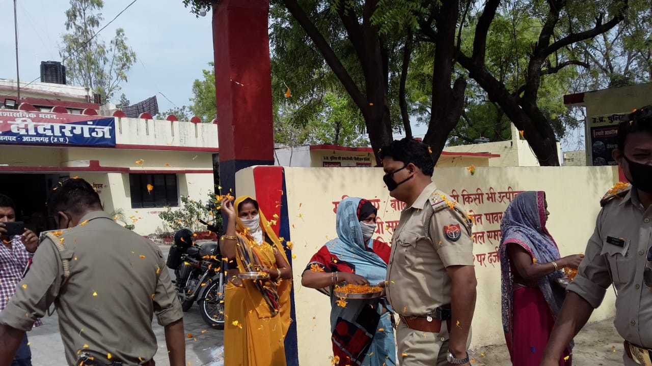 आजमगढ़ : शारीरिक दूरी का पालन करते हुए पुष्प वर्षा कर पुलिस का हौसला बुलंद किया।