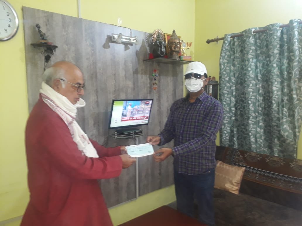 लालगंज (आजमगढ़ )क्षेत्र के पूर्व  विधायक नरेंद्र सिंह  ने कोरोना  प्रधानमंत्री केयर फंड में एक महीने का वेतन दान किये ।