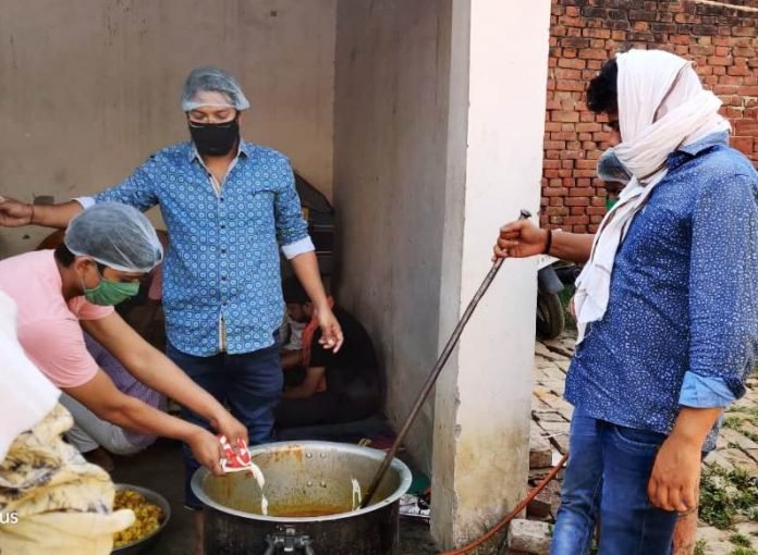 आजमगढ़ : डीएवी के पूर्व अध्यक्ष अभिषेक उपाध्याय उर्फ निक्की व सहयोगी राघवेंद्र प्रताप सिंह गरीबों के बने मददगार