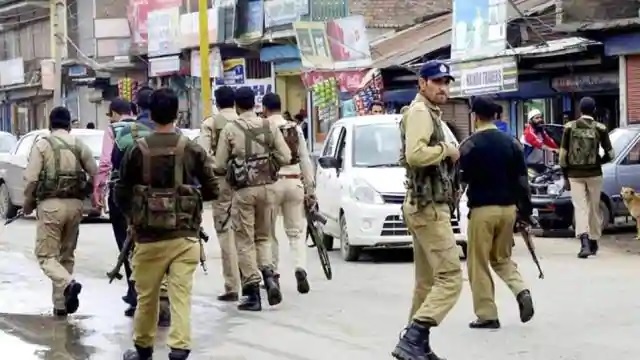 जम्मू कश्मीर: बारामूला के सोपोर में आतंकी हमला, सीआरपीएफ के 2 जवान शहीद और एक घायल