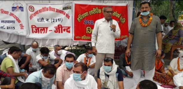 पीटीआई शिक्षकों ने नौकरी बहाली की मांग को लेकर शुरू किया अनिश्चितकालीन अनशन