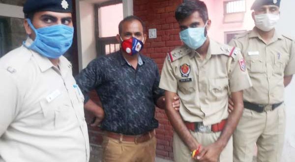 फर्जी पुलिस वाला बनकर लोगों को ठगने वाला काबू